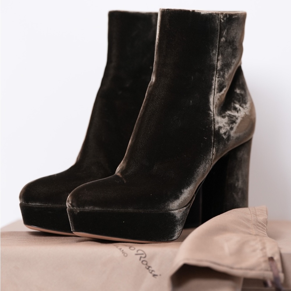 Gianvito Rossi  size 38  Mink Brown Velvet Platform Booties